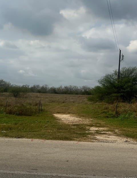 rental at 500 S Nixon Ave in Nixon, TX — photo 4