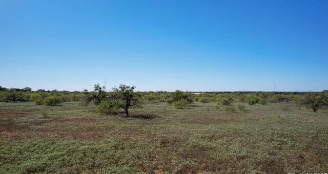 rental at 2452 2nd St in Pleasanton, TX — photo 2
