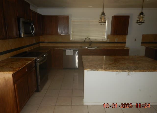 4-bedroom rental at 2932 Candleberry Dr in Schertz, TX — photo 5