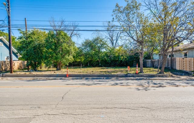 rental at 910 N Hackberry in San Antonio, TX — photo 1