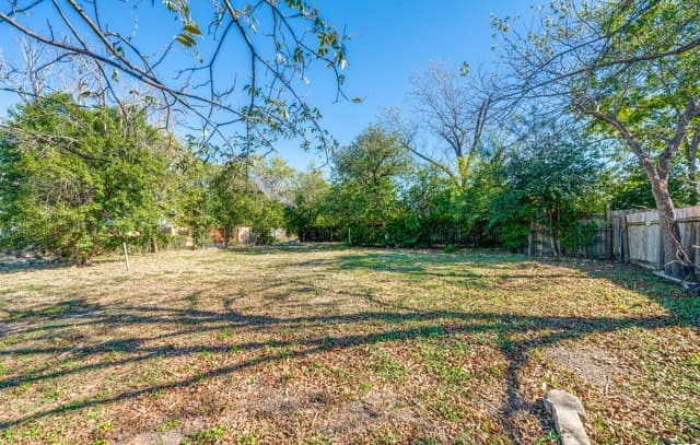 rental at 910 N Hackberry in San Antonio, TX — photo 2