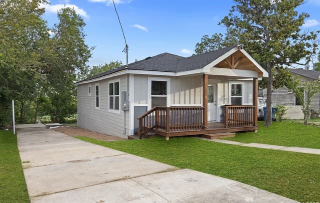 3-bedroom rental at 2210 Crockett in San Antonio, TX — photo 2