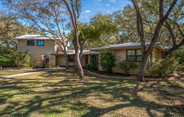 3-bedroom rental at 102 Zornia in Castle Hills, TX — photo 2