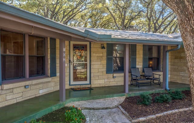 3-bedroom rental at 102 Zornia in Castle Hills, TX — photo 3