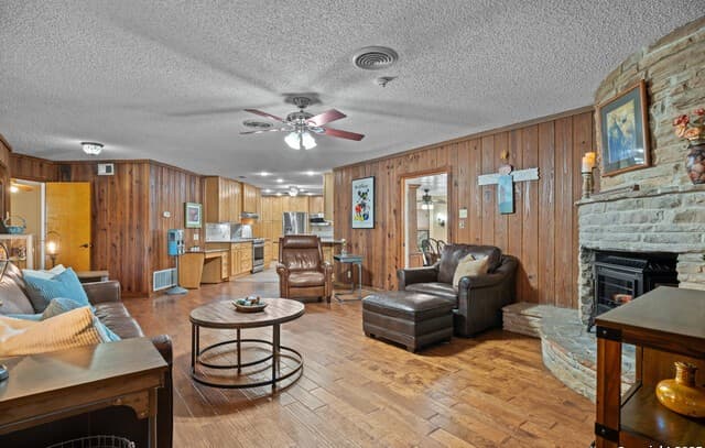 3-bedroom rental at 102 Zornia in Castle Hills, TX — photo 5