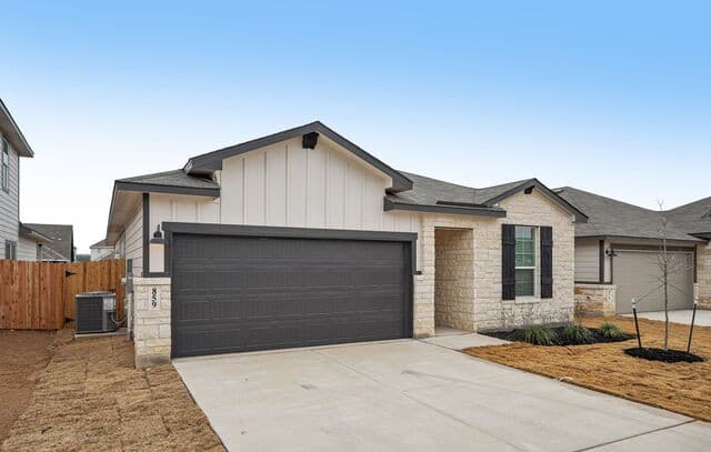 3-bedroom rental at 859 Shatterhand in San Antonio, TX — photo 2