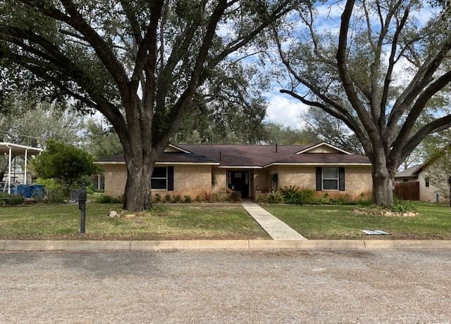 3-bedroom rental at 1216 Mockingbird in Pleasanton, TX — photo 1