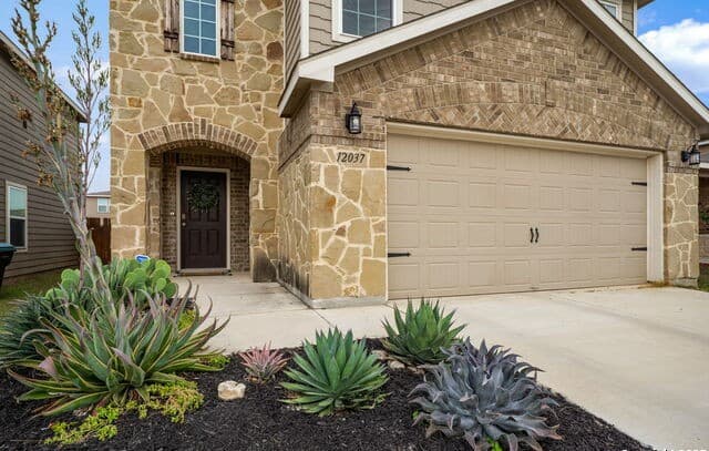 3-bedroom rental at 12037 Silver Light in San Antonio, TX — photo 5