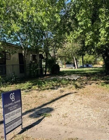 rental at 1327 Montezuma in San Antonio, TX — photo 2