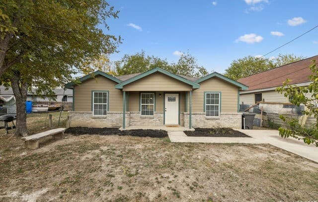 3-bedroom rental at 1349 Rivas St in San Antonio, TX — photo 2