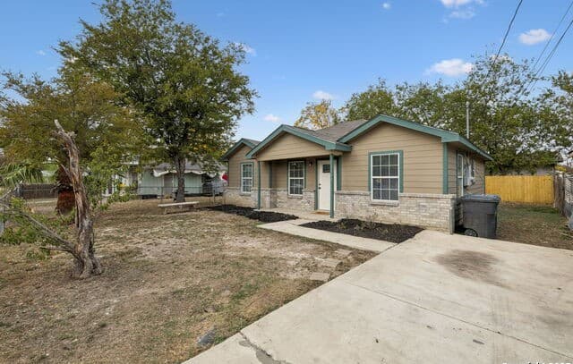 3-bedroom rental at 1349 Rivas St in San Antonio, TX — photo 3