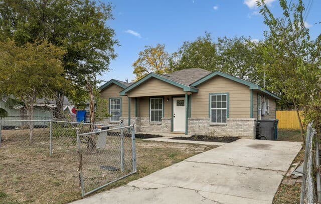 3-bedroom rental at 1349 Rivas St in San Antonio, TX — photo 4