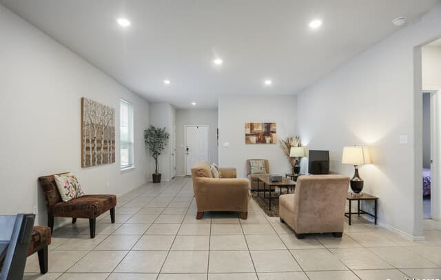 3-bedroom rental at 7883 Abbey in San Antonio, TX — photo 5