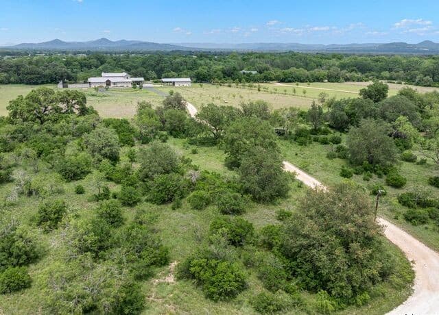 4-bedroom rental at 497 Cypress Falls in Utopia, TX — photo 2