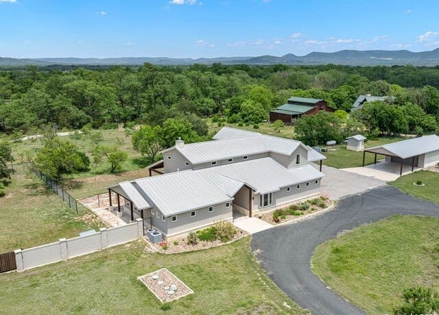 4-bedroom rental at 497 Cypress Falls in Utopia, TX — photo 5