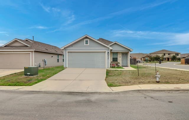 4-bedroom rental at 734 Mizuno Way in San Antonio, TX — photo 2