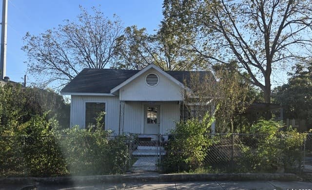 4-bedroom rental at 1806 Santa Anna St in San Antonio, TX — photo 1