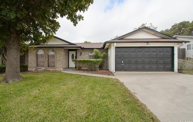 4-bedroom rental at 12605 Moss Hollow in Live Oak, TX — photo 1