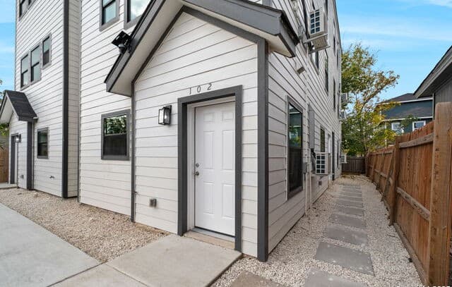 rental at 627 S Olive St, #102 in San Antonio, TX — photo 2