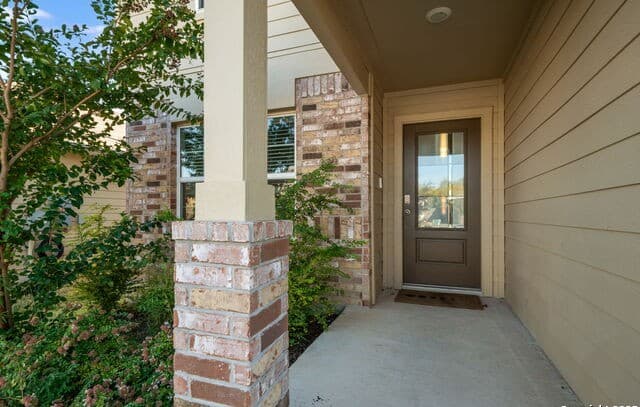 5-bedroom rental at 13550 Ailey Knll in San Antonio, TX — photo 4
