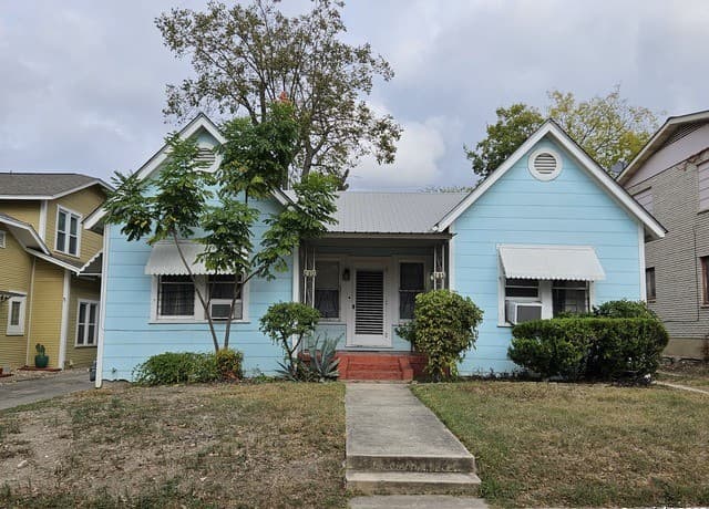 rental at 215 W Ridgewood Ct in San Antonio, TX — photo 2
