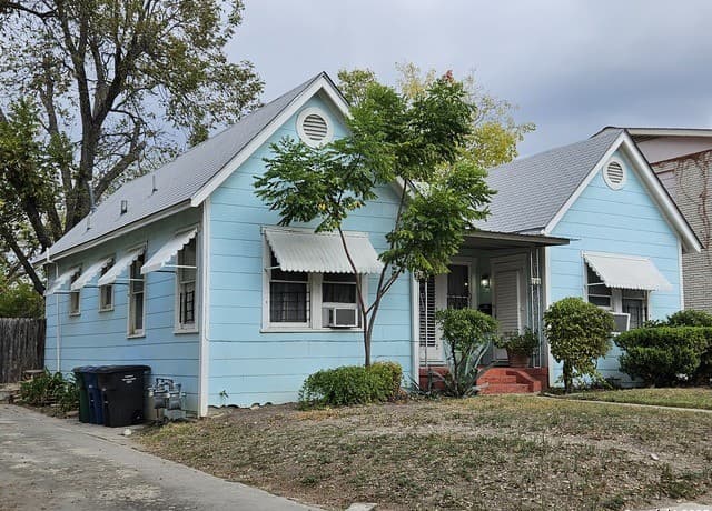 rental at 215 W Ridgewood Ct in San Antonio, TX — photo 3