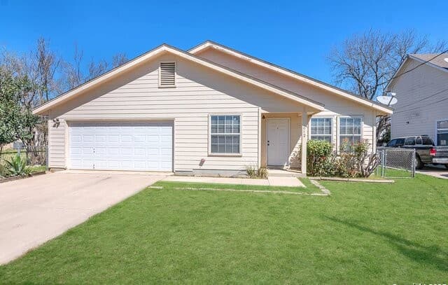 2-bedroom rental at 612 E Theissen in Boerne, TX — photo 1
