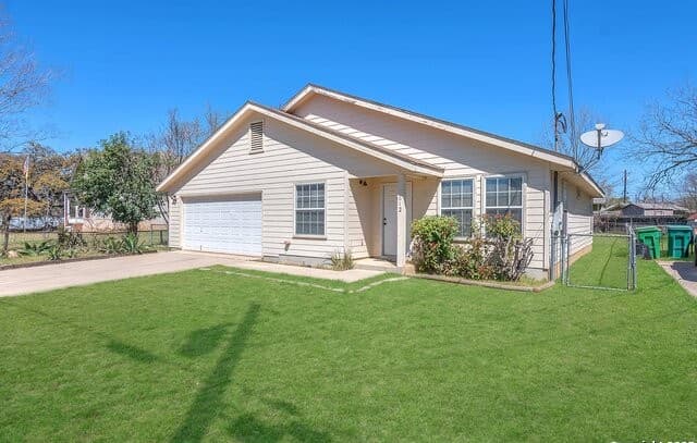 2-bedroom rental at 612 E Theissen in Boerne, TX — photo 2