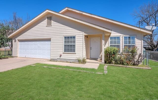 2-bedroom rental at 612 E Theissen in Boerne, TX — photo 4