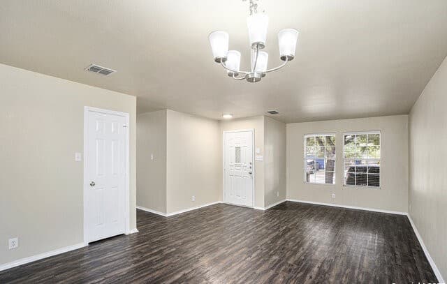 5-bedroom rental at 7911 Maple Leaf in San Antonio, TX — photo 4
