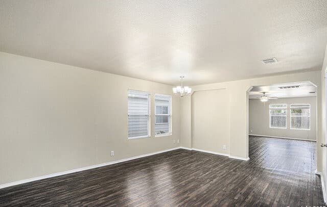 5-bedroom rental at 7911 Maple Leaf in San Antonio, TX — photo 5