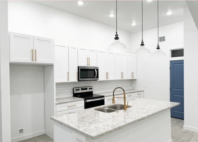 Home for sale at 107 S Lon Price in Blanco, TX — photo 4