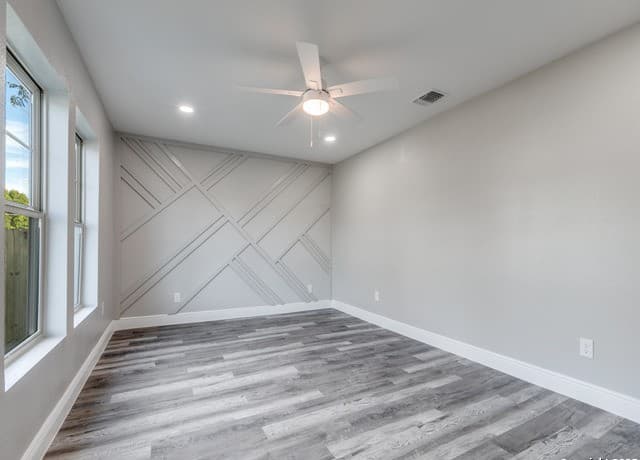3-bedroom rental at 930 Schley Ave in San Antonio, TX — photo 3
