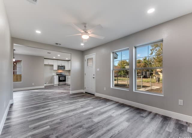 3-bedroom rental at 930 Schley Ave in San Antonio, TX — photo 4
