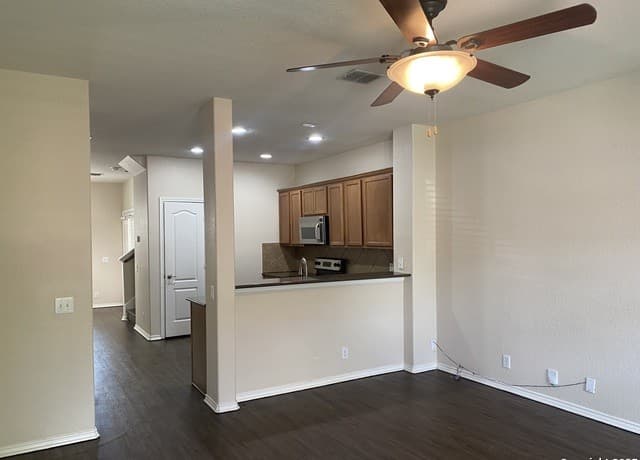 3-bedroom rental at 6202 W Jolie Ct in San Antonio, TX — photo 2