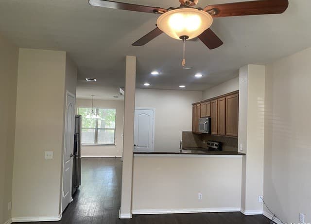 3-bedroom rental at 6202 W Jolie Ct in San Antonio, TX — photo 3