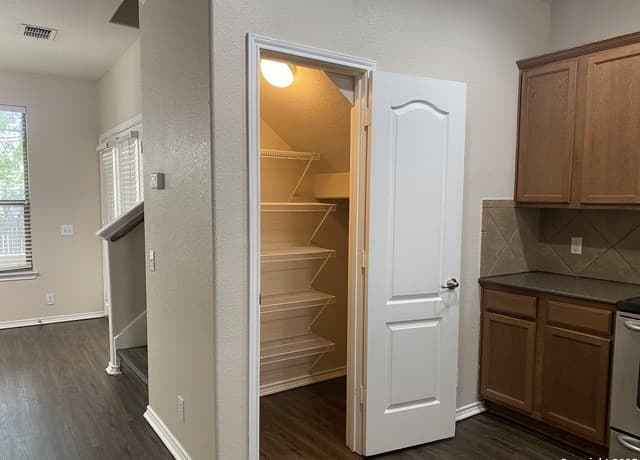 3-bedroom rental at 6202 W Jolie Ct in San Antonio, TX — photo 5