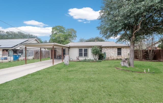 4-bedroom rental at 1415 Longhorn in Floresville, TX — photo 2