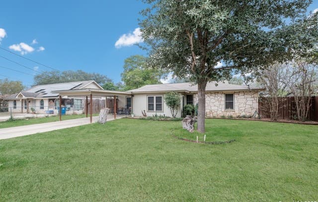 4-bedroom rental at 1415 Longhorn in Floresville, TX — photo 3