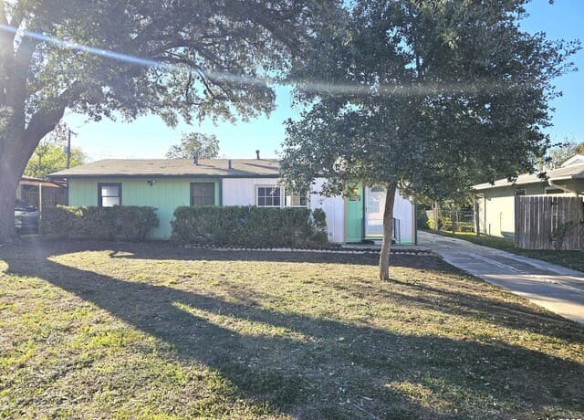 2-bedroom rental at 622 Sacramento in San Antonio, TX — photo 1