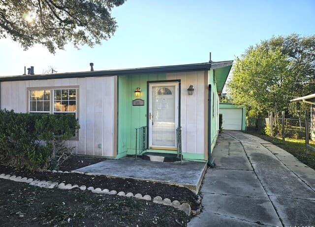 2-bedroom rental at 622 Sacramento in San Antonio, TX — photo 2