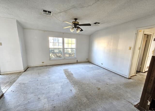 2-bedroom rental at 622 Sacramento in San Antonio, TX — photo 4