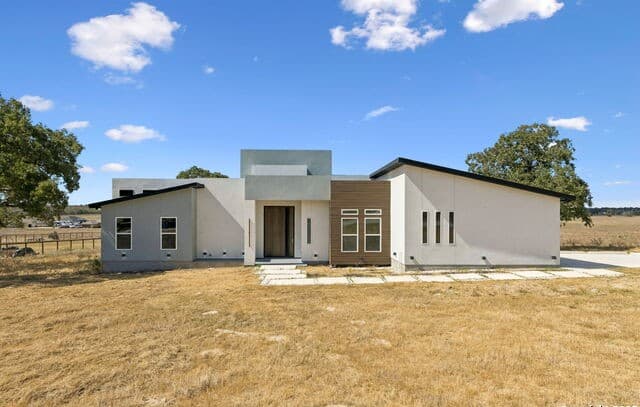 3-bedroom rental at 147 Las Palomas in La Vernia, TX — photo 4