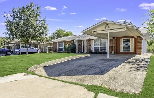 3-bedroom rental at 114 Goodhue in San Antonio, TX — photo 2