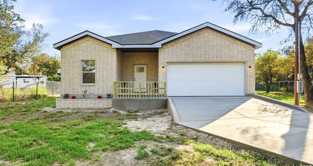 Home for sale at 4606 Lee Way in Elmendorf, TX — photo 3