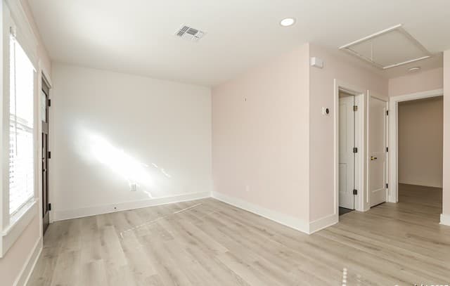 2-bedroom rental at 120 E Magnolia Unit 202 in San Antonio, TX — photo 3