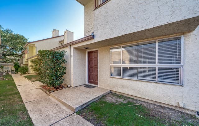 3-bedroom rental at 7123 Thrush View Unit 20 in San Antonio, TX — photo 1