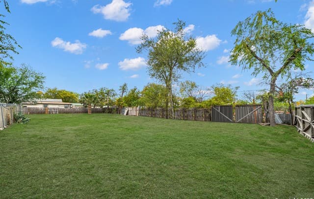 rental at 919 Saint Anthony in San Antonio, TX — photo 4