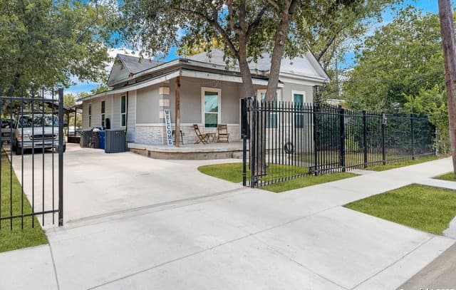 4-bedroom rental at 626 Gould in San Antonio, TX — photo 2