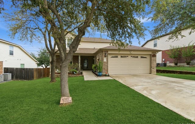 5-bedroom rental at 15718 Hastings Park in Selma, TX — photo 4